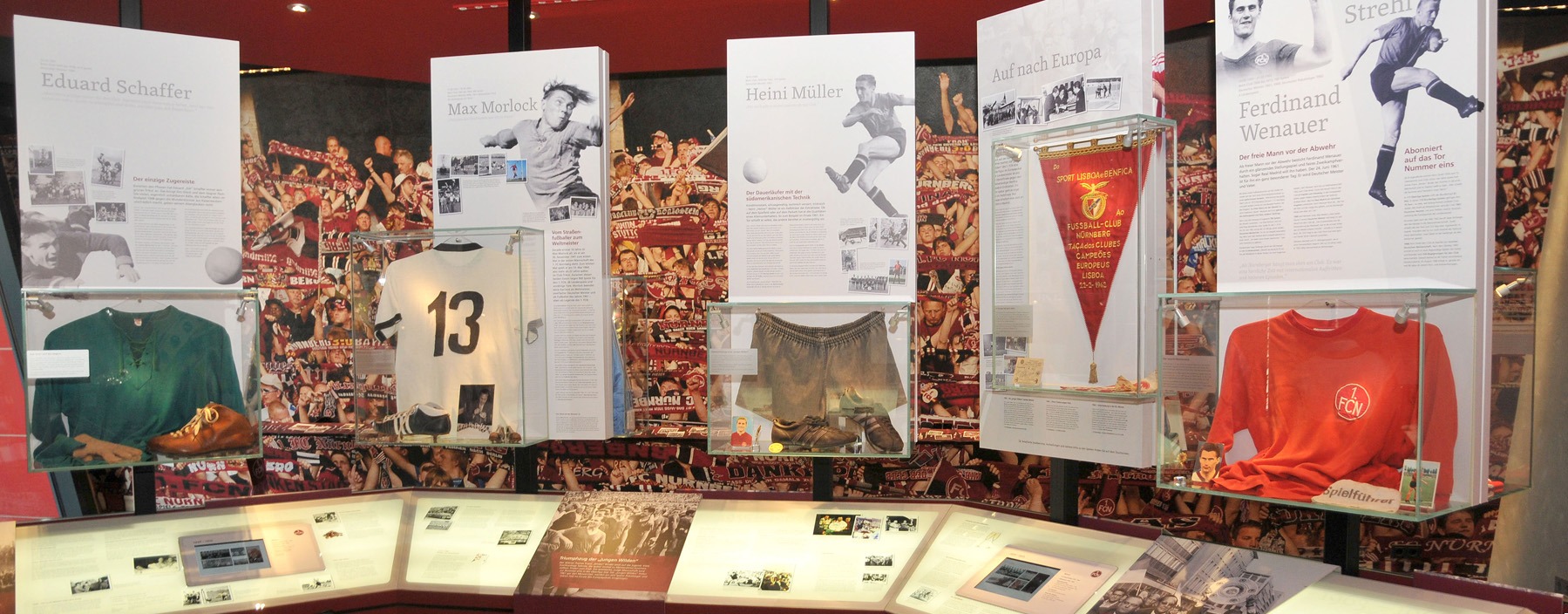 Infowand mit Exponaten im Club-Museum des 1. FC Nürnberg