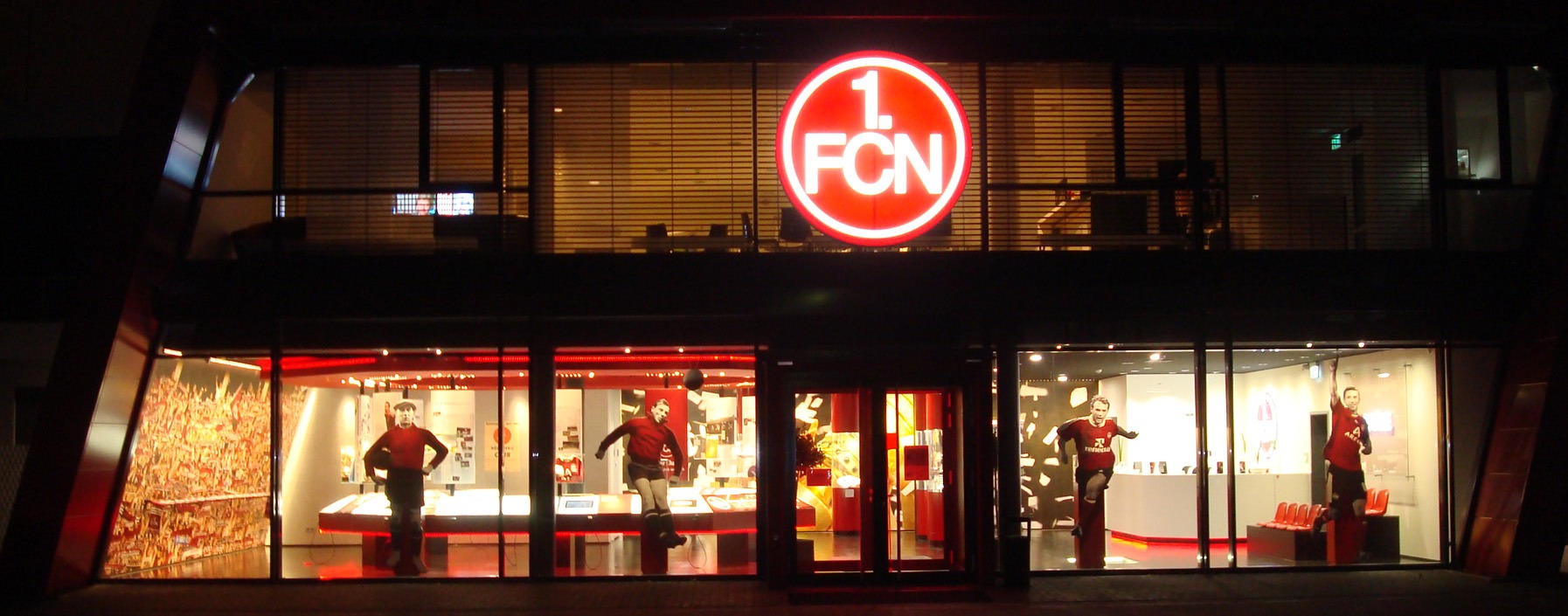 Club und Museums - Gebäude bei Nacht