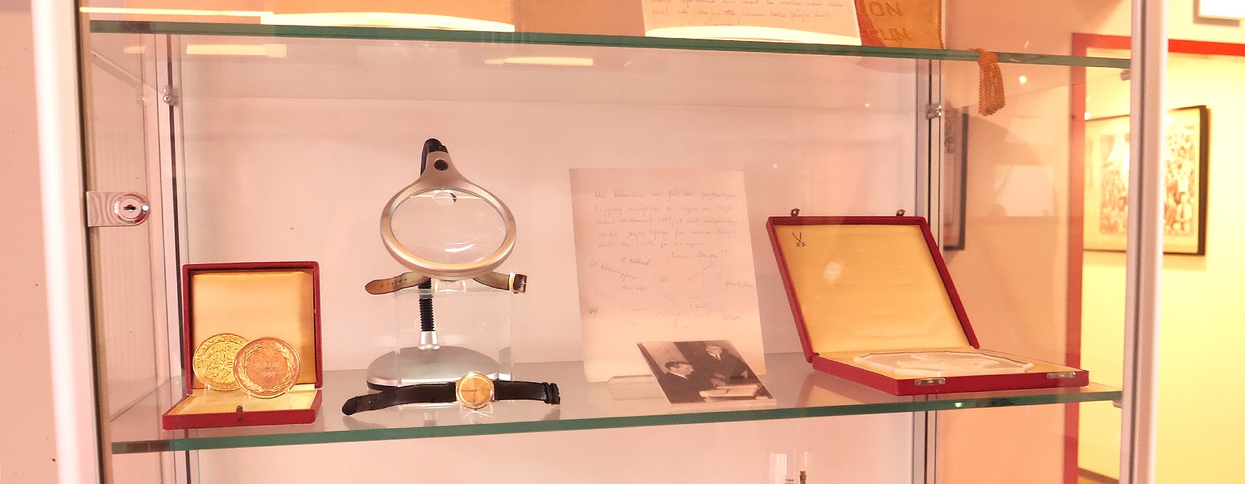 Exponate des 1. FC Union Berlin in einer Vitrine