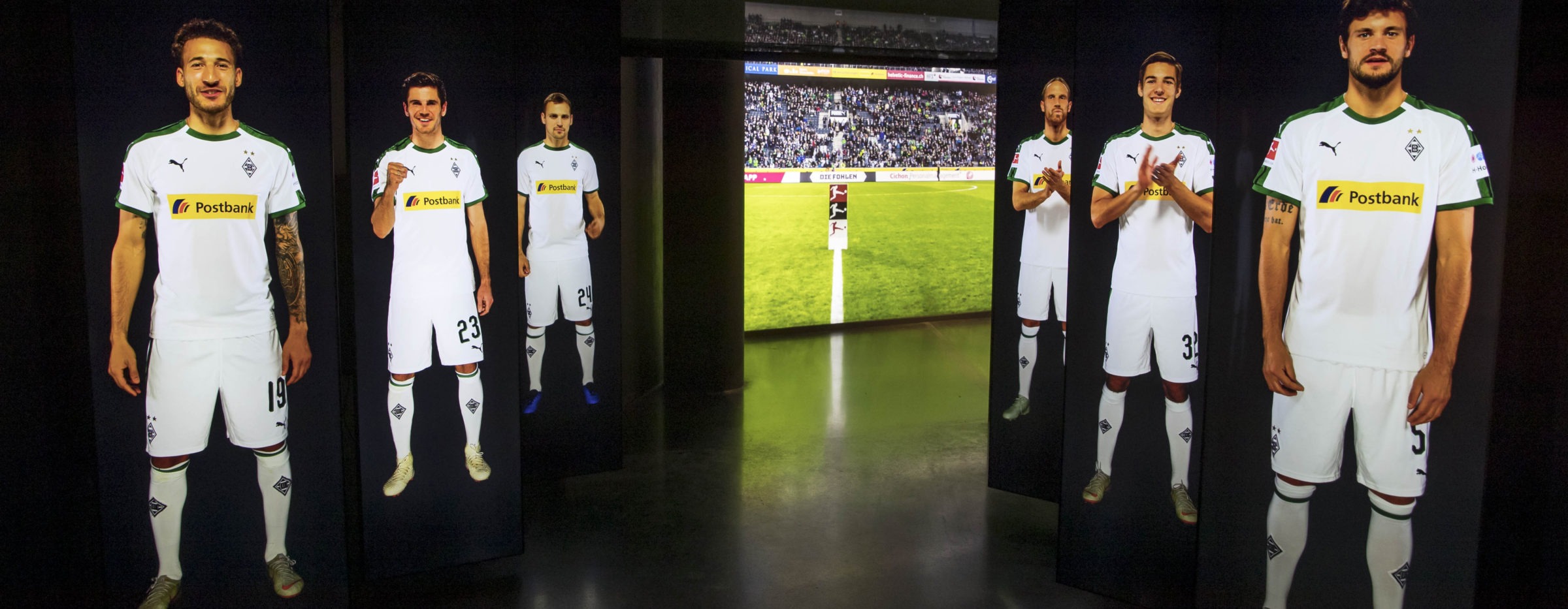 Spieler der Fohlen in Realgrößerdargestellt auf großen einzelnen Screens