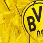 Gelbe Fahnen von einer Choreographie der BVB Fans