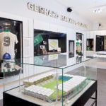 Einblick ins Rapideum mit Vitrinen von alten Trikots und einem Modell des Gerhard Hanappi Stadions