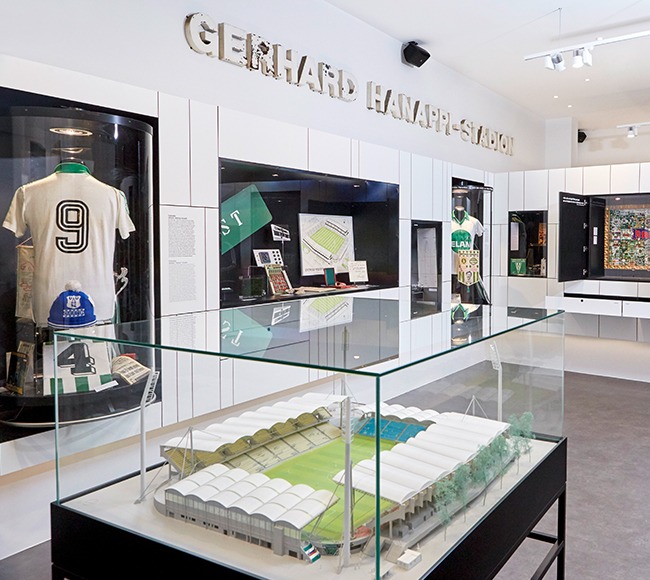 Einblick ins Rapideum mit Vitrinen von alten Trikots und einem Modell des Gerhard Hanappi Stadions