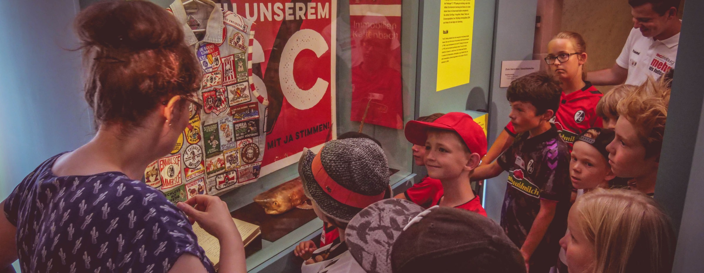 Schhulklasse in der SC Freirburg Ausstellung