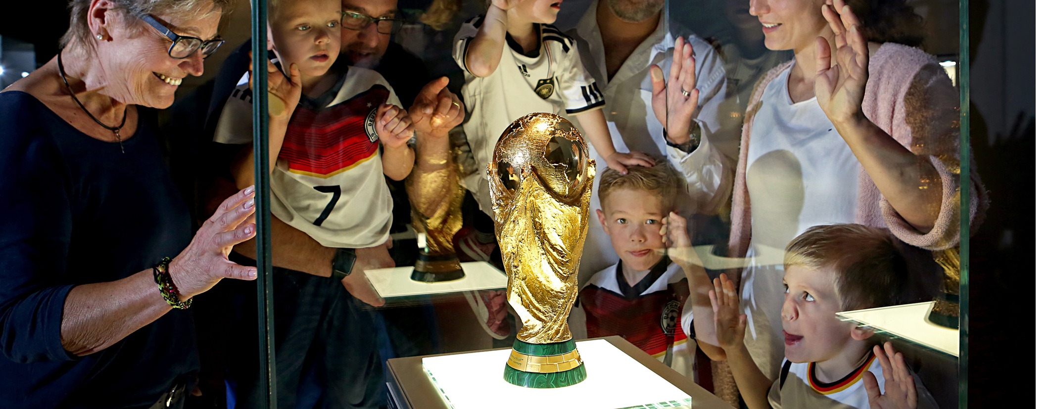 Weltmeister-Pokal wird von Besuchern bestaunt