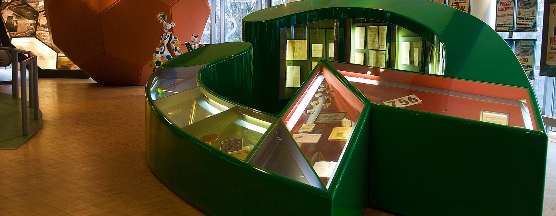 Vitrine in W Form im Wuseum