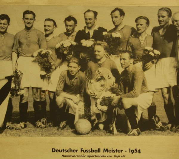 Mannschaftsfoto nach dem Gewinn der Deutschen Meisterschaft 1954