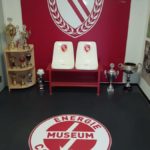 Energie Museum Cottbus Logo sowie FC Energie Cottbus Logo und zwei Tribünensitze mit Cottbus Logo