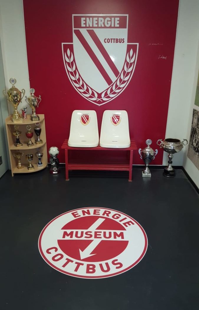 Energie Museum Cottbus Logo sowie FC Energie Cottbus Logo und zwei Tribünensitze mit Cottbus Logo
