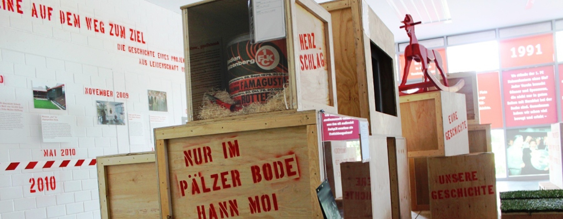 Exponate ausgestellt in alten Holzkisten i