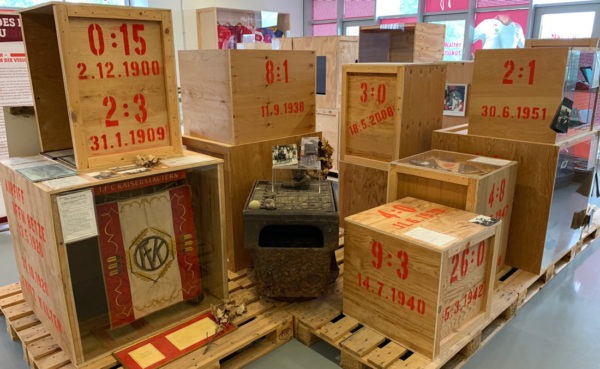 Alte Kisten mit FCK Inhalt