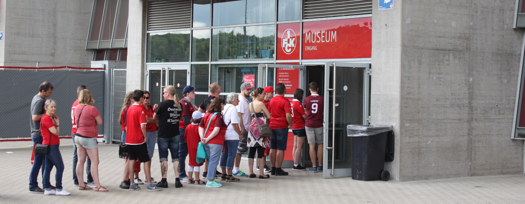 Besucher stehen vor dem Eingang des FCK Museums