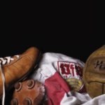 Alte Schuhe sowie ein historisches Trikot des VfB Stuttgart