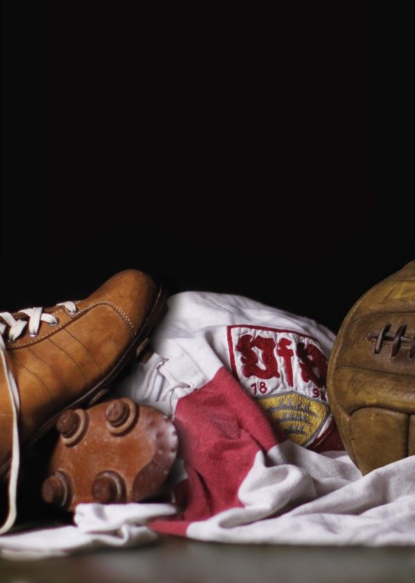 Alte Schuhe sowie ein historisches Trikot des VfB Stuttgart