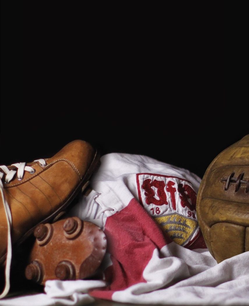 Alte Schuhe sowie ein historisches Trikot des VfB Stuttgart