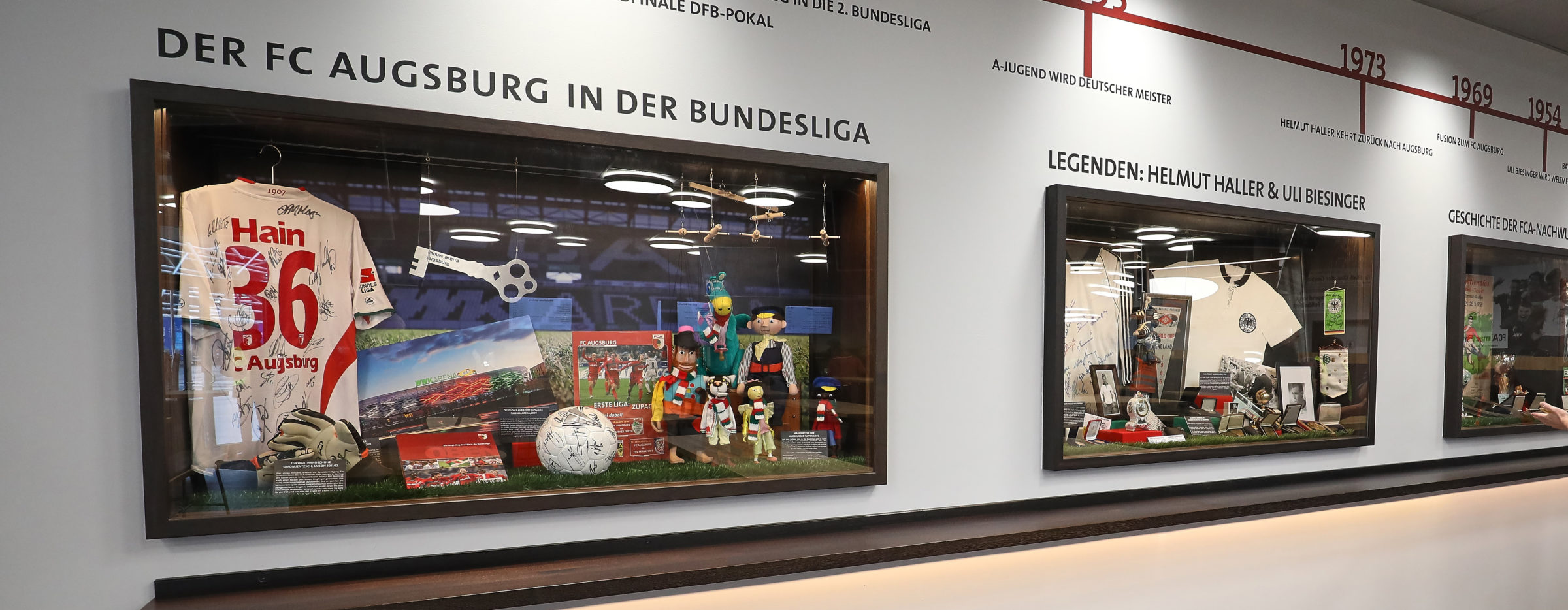 Museum - Schaukästen zur Geschichte des FCA in der Fankneipe,