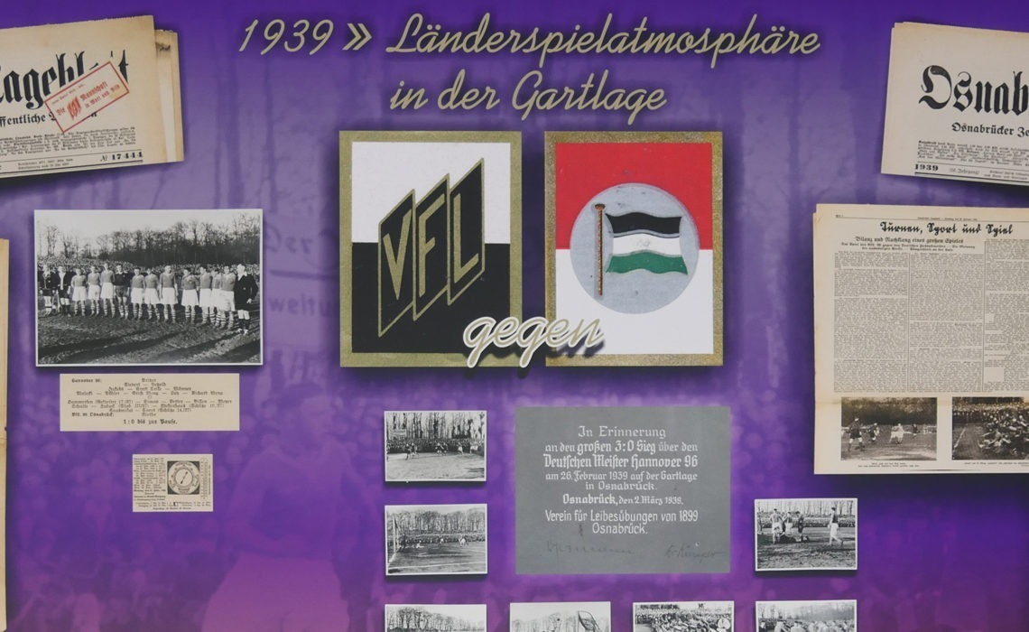 Vitrine mit Bildern und historischen Zeitungsausschnitten