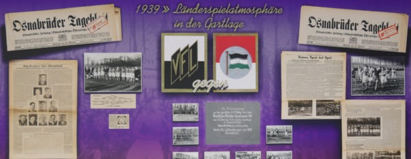 Vitrine mit Bildern und historischen Zeitungsausschnitten