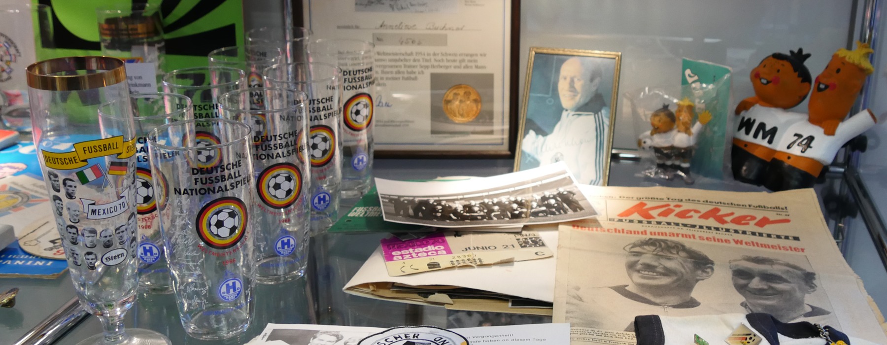 Vitrine mit Bildern, VfL Gläsern und historischen Zeitungsausschnitten